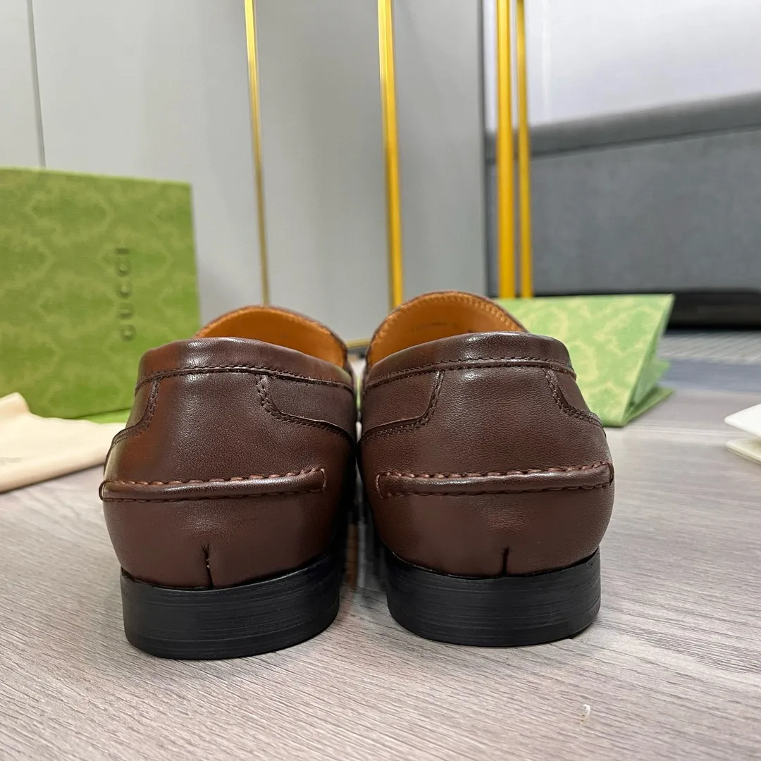 Ex-factory price: 480💰-(Gucci) men’s loafers! Genuine molded horsebit, a classic must-have for your shoe cabinet! The feet are particularly delicate! This Gucci original version is a set last, and we are consistent with the counter! Therefore, it is more comfortable in terms of last shape and comfort! Take it to the counter and compare at will! Good shoes are more than just what they make! But grasp the essence from the inside out! Material: Imported first-layer cowhide! Genuine leather outsole imported from Italy, size: 39-44 (38/45 customized, non-refundable)